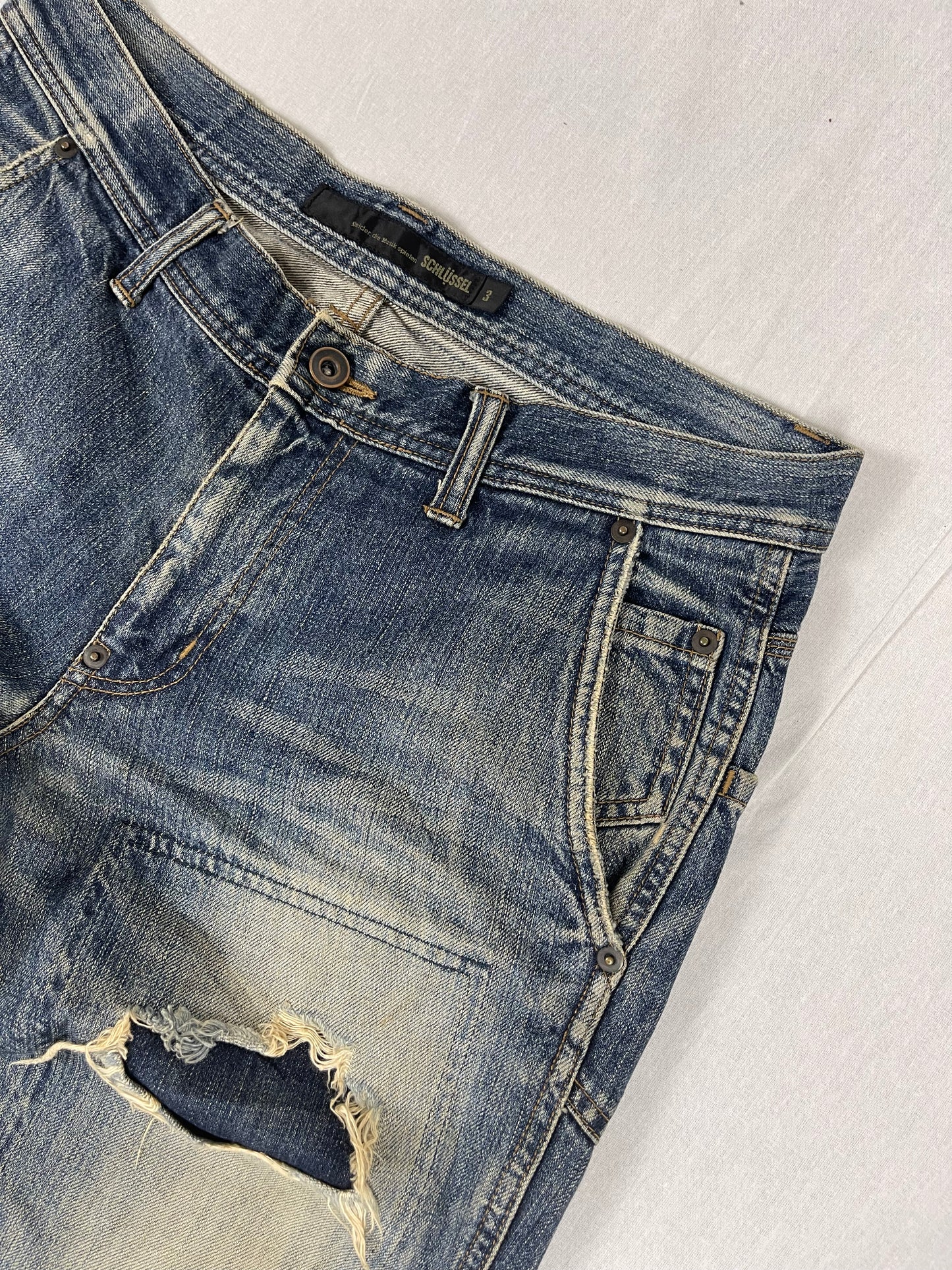 Schlussel distressed denim (W32)