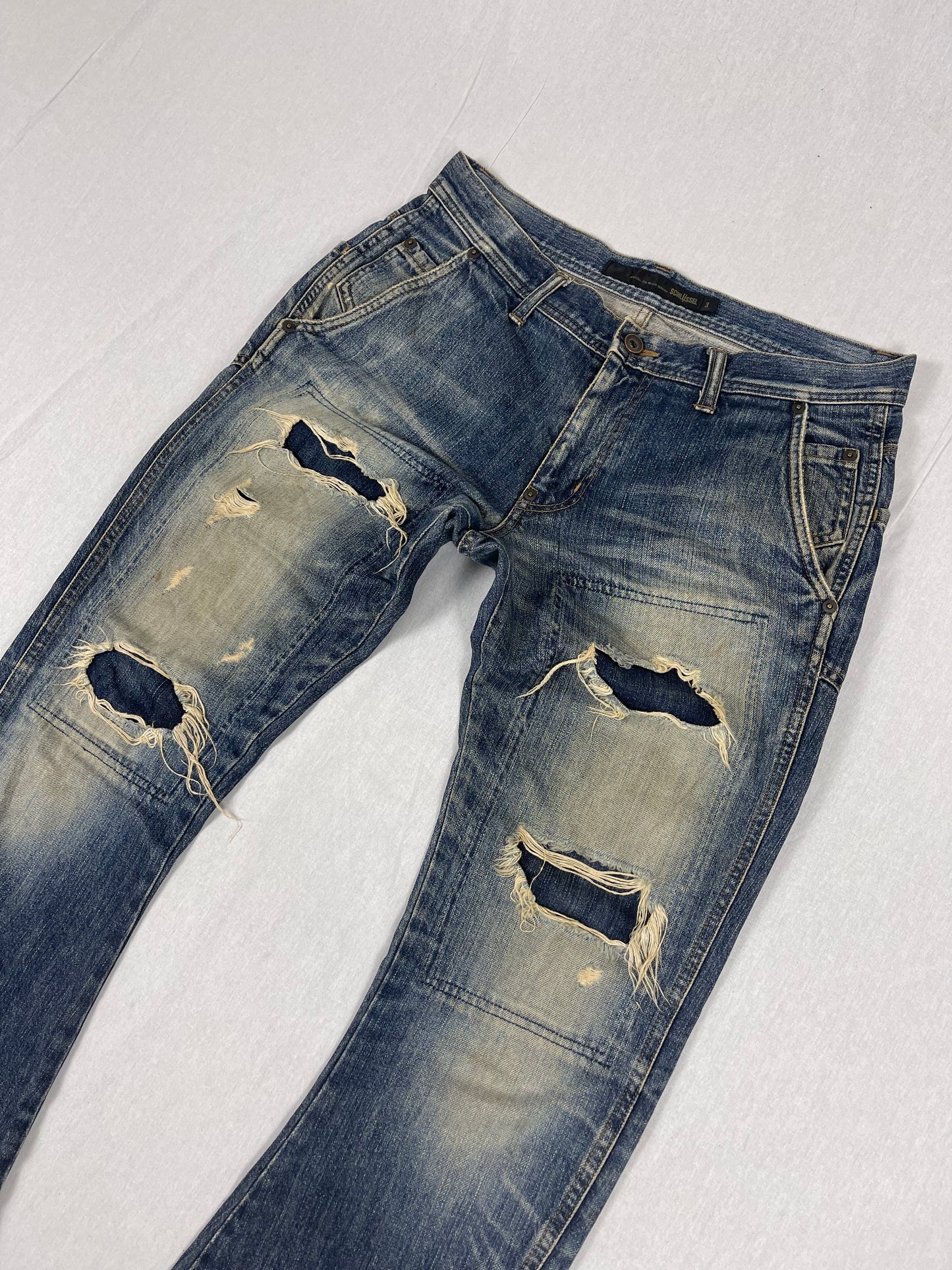 Schlussel distressed denim (W32)